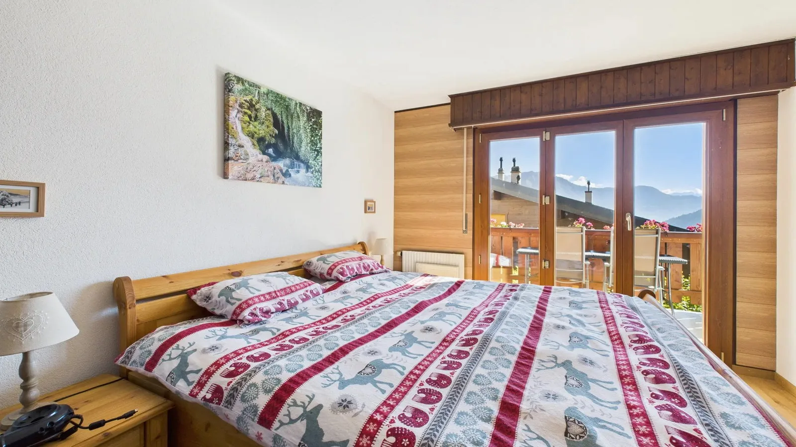 Chambre avec accès au balcon et vue alpine