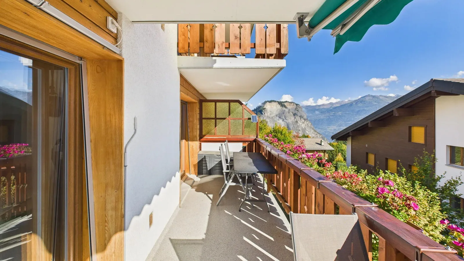 Balcon avec vue sur les montagnes