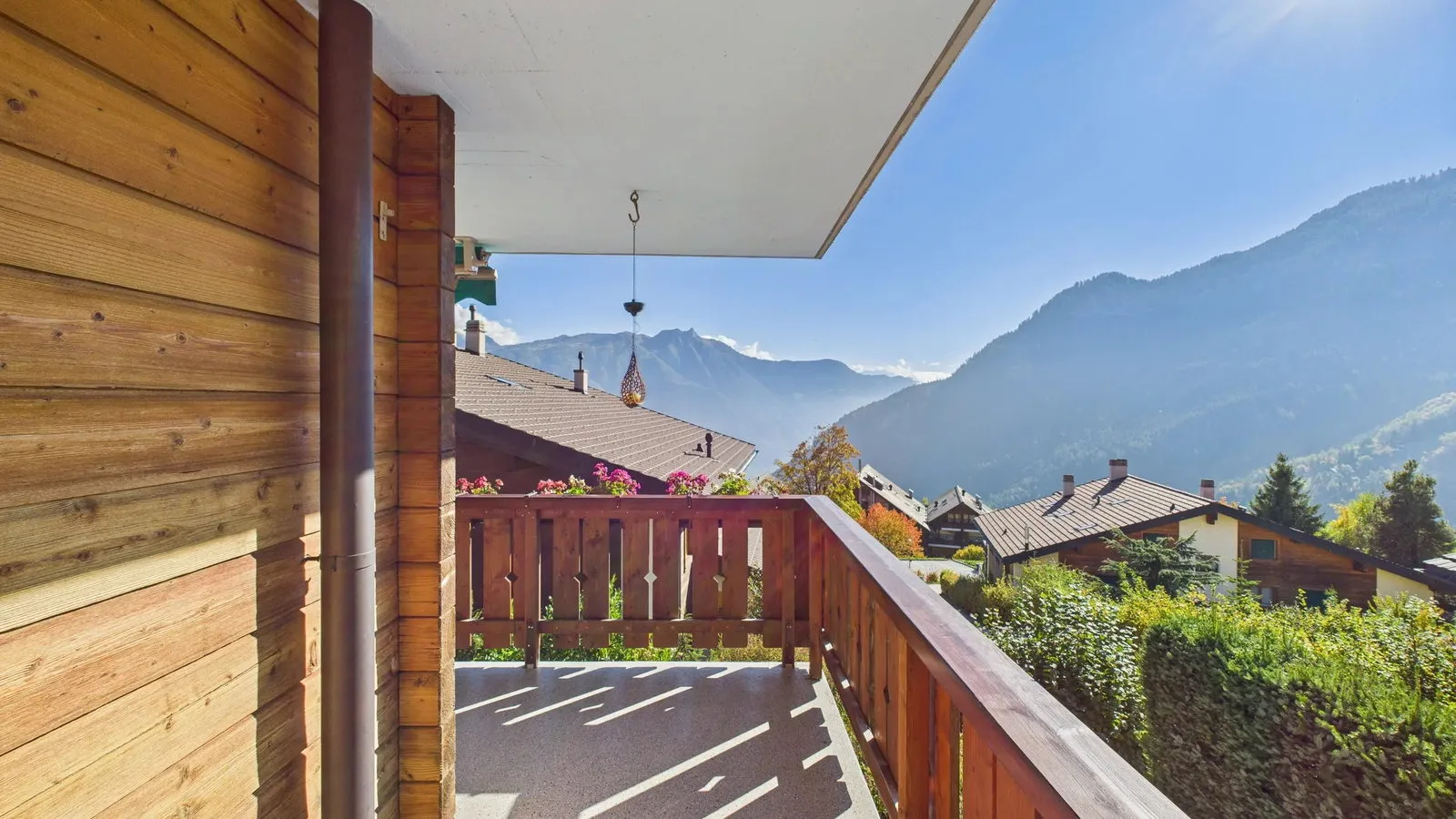 Balcon ensoleillé avec vue sur les Alpes